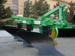Плуг навесной трехкорпусный ПН-3-35